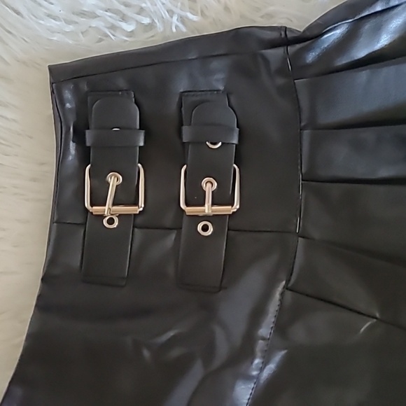 Leather skirt/ Black color /size M - Picture 3 of 8